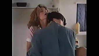 Ateşli oyuncu, eski sevgilisinden buharlı bir sahnede intikamını alıyor.