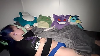 Bir adam, üvey kız kardeşinin vibratörünü uyurken yakaladı.