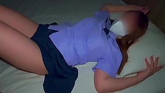 Genç bir okul kızı ve bir dede misyoner pozisyonunda seks yapıyor.