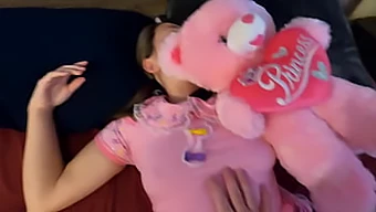 Üvey babanın hamile üvey kızıyla gizli ilişkisi ev yapımı videoda.