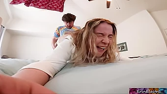 Üvey oğul, annesinin kocasından intikamını kıçından sikerek almasına yardım ediyor.